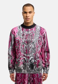 Pullover sweatshirt med et levende rosa, svart og hvitt marmor mønster, med grafiske detaljer og ribbestrikket halslinse. Merkevarelogoen er sentrert.