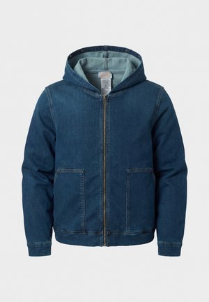 Denimblå hettejakke med glidelås foran og to store lommer foran, vist mot en ensfarget hvit bakgrunn.