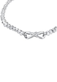 Pulsera de cadena de plata con cuentas facetadas transparentes y un centro en forma de símbolo de infinito. Acabado metálico suave, diseño delicado y textura ligera.