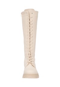 Botas de cuero beige hasta la rodilla con cordones, que cuentan con una cremallera frontal, un upper texturizado y una suela de goma gruesa con un diseño de dibujo.