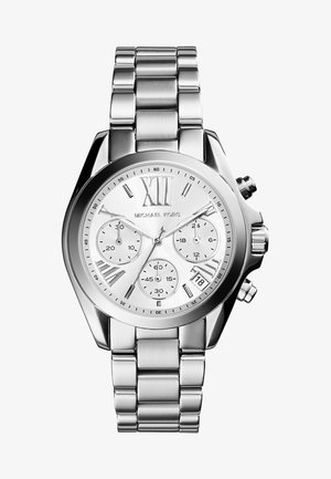 Montre en acier inoxydable argentée avec un boîtier rond, un cadran blanc, des chiffres romains, des fonctions chronographe et un afficheur de date à 6 heures.