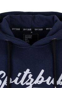Navyblaue Kapuzen sweatshirt aus Baumwolle, mit einem weißen Logo "SPITZBUB" auf der Brust und schwarzem Kordelzug. Größe M Etikett sichtbar.