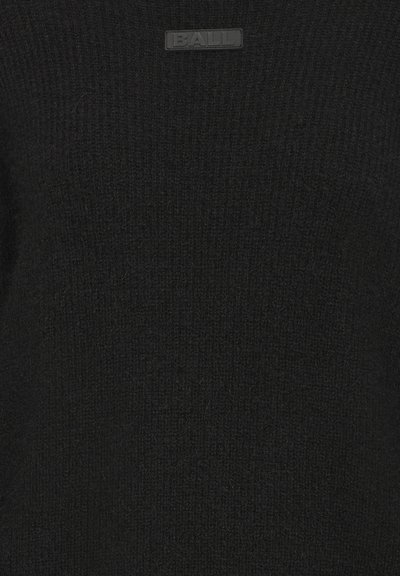 Fekete kötött anyag, tetején középen egy kis téglalap alakú címke, melyen a "BALL" márkanév szerepel.