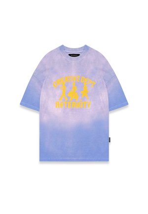 Bomulds T-shirt i en gradient lilla farve med gul "CREATIVE DEPT" og "RETERNITY" tekst, med en afslappet pasform og korte ærmer.