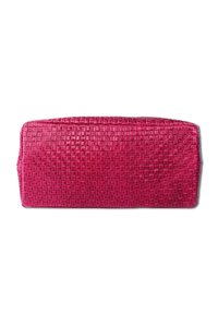 Rechthoekige pouch van gestructureerd fuchsia leer met een geweven patroon en een gladde afwerking. Compact ontwerp, geschikt voor diverse toepassingen.