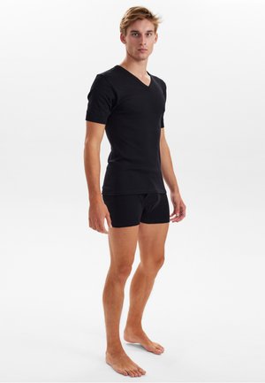 Sort V-hals T-shirt og matchende boxershorts lavet af glat stof. Sættet er tætsiddende og har korte ærmer med et rent, minimalistisk design.