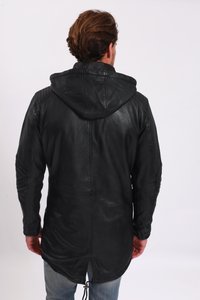 Svart läderjacka med huva, med en lång silhuett, texturerade axel accenter och snörning i fållen. Slät finish.