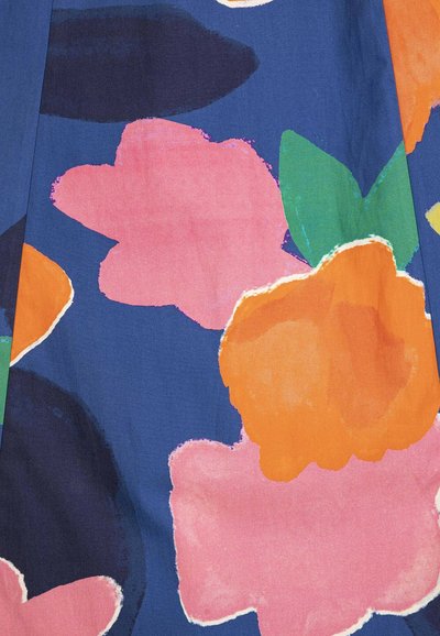 Snažan cvjetni uzorak s velikim ružičastim, narančastim i tamnoplavim cvjetovima te zelenim lišćem na tamnoplavoj pozadini tkanine.