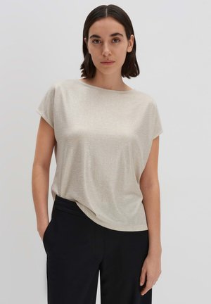 Lichtbeige top met korte mouwen van een gladde, zachte stof met een losse pasvorm. Te combineren met donkere broek, voorzien van een ronde halslijn en subtiele glans.