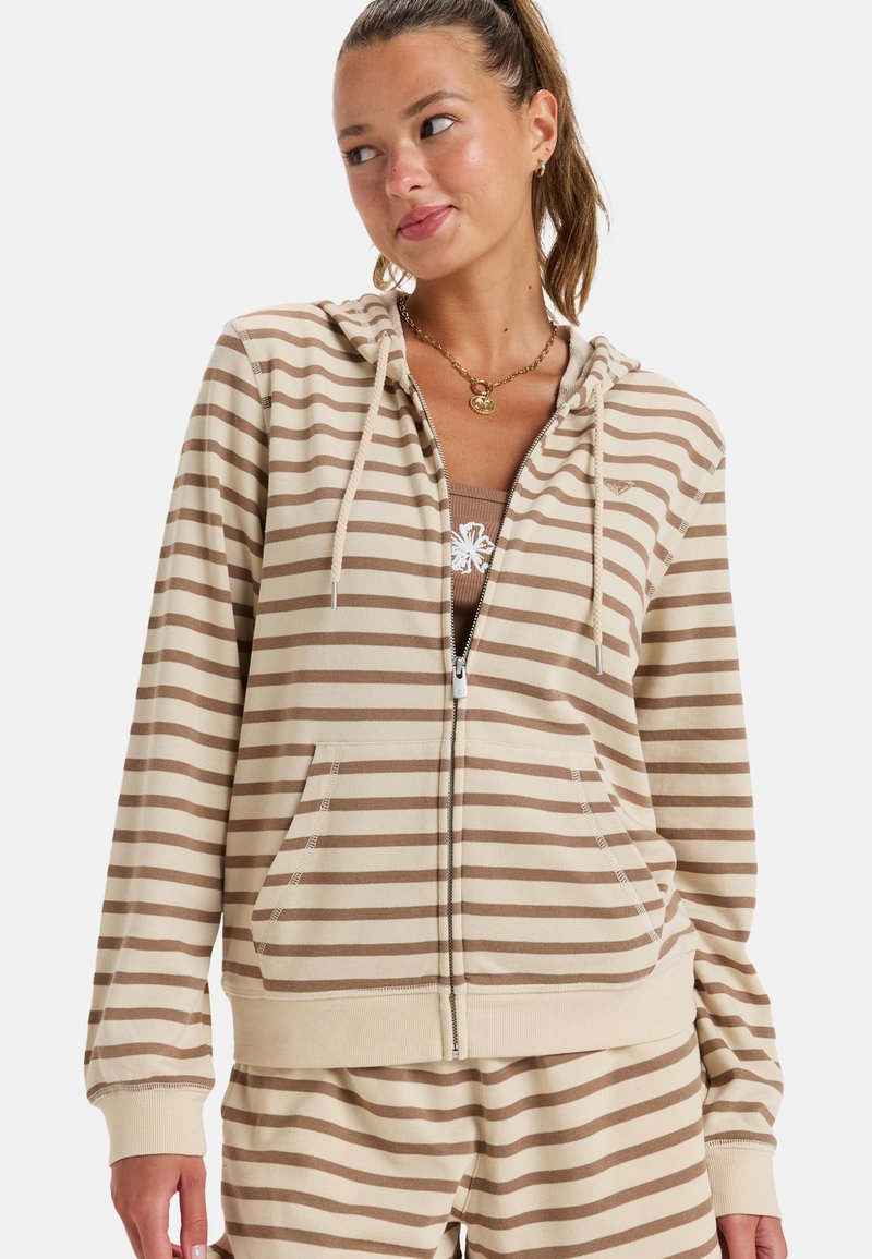 Beige rits-hoodie met crème en bruine horizontale strepen, voorzien van een capuchon, voorkeurszakken en geribbelde manchetten en zoom.