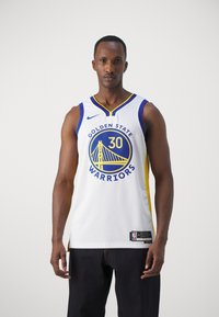 Bílý basketbalový dres s modrými a žlutými akcenty. Na přední straně se nachází nápis "GOLDEN STATE" a kruhové logo s číslem "30" a grafikou mostu.