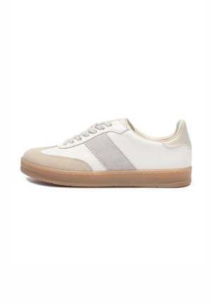 Žemakulnė balta odinė sportbačiai su smėlio spalvos zomšine nosimi, pilku šoniniu dryžiu, raštuotais batraiščiais ir guminėmis padų dalimis.