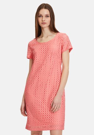 Rosa kurzärmliges Kleid mit einem quadratischen Gittermuster, Rundhalsauschnitt und lockerer Form, aus leichtem strukturiertem Stoff hergestellt.