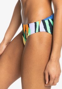Färgglad bikiniunderdel med en texturerad tyg. Har en blandning av gröna, orangea, lila och svarta ränder i en låg midja-design.