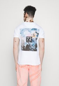 Brave Soul T-shirt estampada - optic white/multicolour