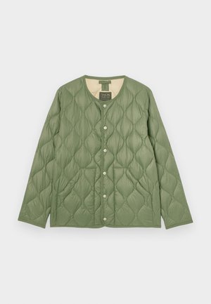 Kvadrātveida olīvzaļā jaka ar apaļu kakla izgriezumu, pogām ar spiedienu un teksturētu rakstu. Iespējas garas piedurknes un mīksts oderējums.