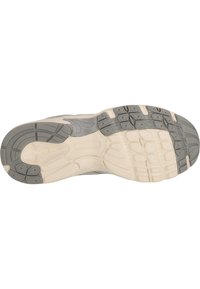 Graue Sneakersohle mit strukturiertem Gummi für besseren Halt. Verfügt über flexible Rillen und eine gepolsterte Zwischensohle in Beige, die für Stabilität und Komfort sorgt.
