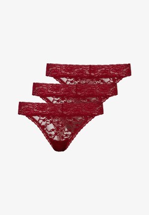 Perizomi in pizzo rosso, caratterizzati da modelli floreali, tessuto trasparente, bordi scallop e una cintura confortevole; venduti in confezione da tre.