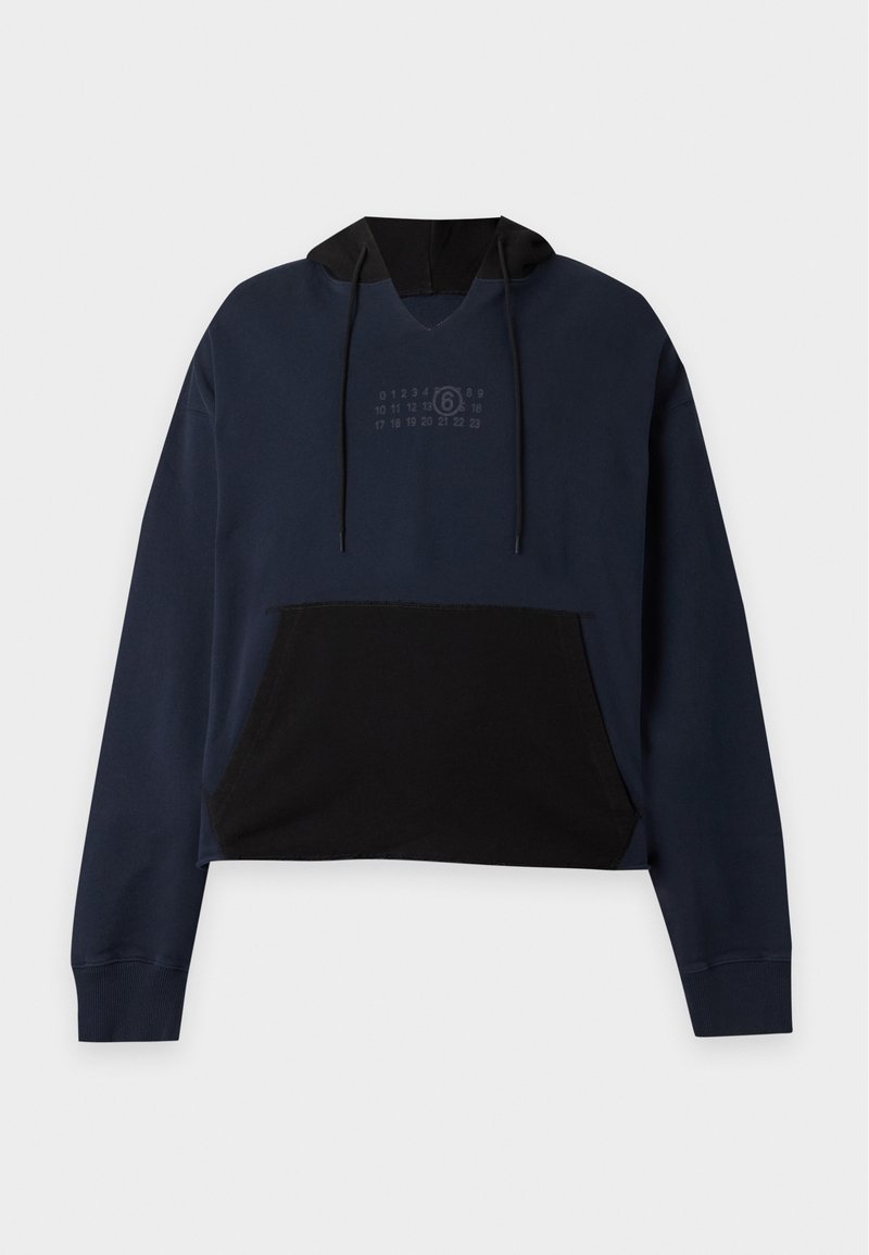 Felpa corta con cappuccio blu navy e nero con tasca a marsupio frontale, cappuccio con coulisse e design sobrio con numero sul petto.