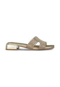 Gouden slide sandaal met kruislings opgebouwde banden versierd met rhinestones, een lage blokhak en een metallic afwerking. Over het geheel gezien een gladde textuur.