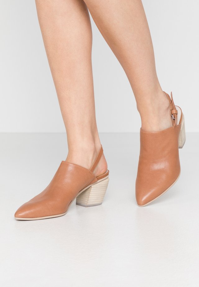 LANEY - Classic heels - mocha