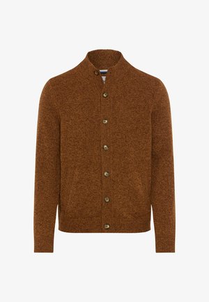 Bruine gebreide vest met een hoge kraag, voorzien van zes knopen aan de voorkant en geribbelde boorden bij de mouwen en zoom. Zachte textuur en een aansluitende pasvorm.