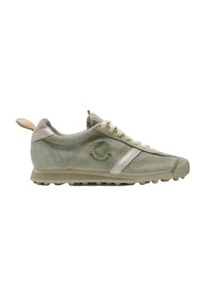 Zapatilla casual de caña baja en ante verde claro con cordones crema, detalle de raya blanca, logotipo bordado y suela de goma texturizada.
