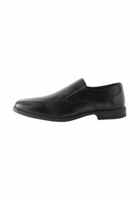Crne kožne cipele na slip-on s glatkom teksturom, blago šiljastim vrhom, niskom petom i minimalističkim detaljima šivanja duž gornjeg dijela.