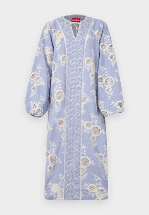 Blaues Kleid mit weißer Floralstickerei, ausgestattet mit Puffärmeln und einem Schlüsselloch-Ausschnitt. Hergestellt aus leichtem, strukturiertem Stoff.