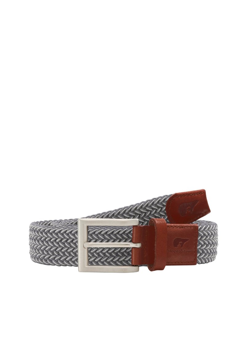 Gevlochten grijze textielriem met een zilverkleurige metalen gesp. Met bruine leren accenten. Compact en flexibel ontwerp dat geschikt is voor verschillende outfits.