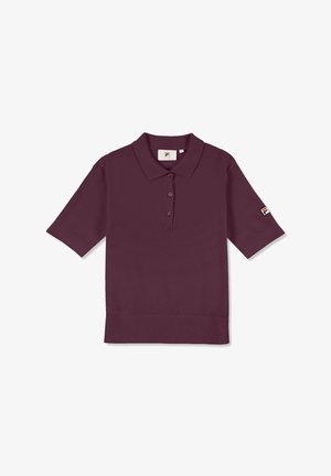 Camisa polo burdeos, de manga corta, tela texturizada, tapeta con tres botones, cuello y dobladillo acanalados, presenta un parche de logo en la manga.