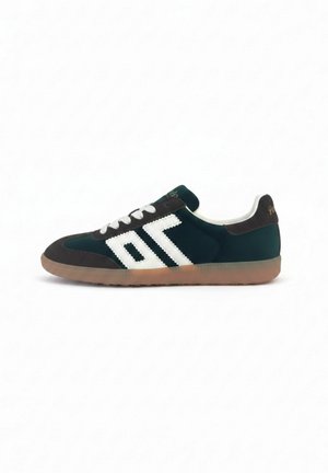 Zapatilla baja de color verde oscuro y marrón con cordones blancos, franjas blancas laterales y suela de goma, vista desde el lado exterior.