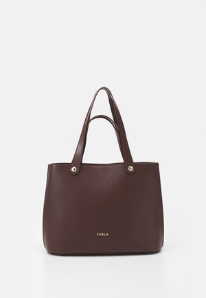 Sac cabas Furla en cuir marron foncé avec doubles poignées et logo doré centré à l'avant sur un fond uni.