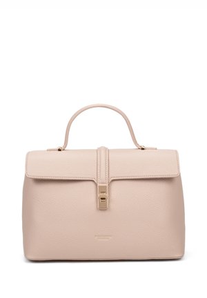 Borsa a tracolla in pelle tan con un design strutturato, manico superiore e chiusura a pattina con un fermaglio in metallo dorato. Texture liscia, stile minimalista.