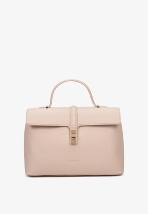 Sac à main en cuir tan avec un design structuré, une poignée supérieure et un fermoir à rabat doté d'un clasp en métal doré. Texture lisse, style minimaliste.