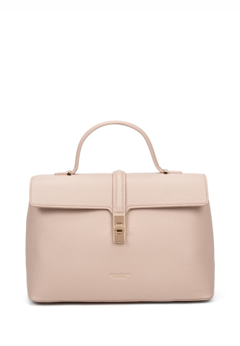 Tan leren handtas met een gestructureerd ontwerp, een handvat aan de bovenkant en een klep met een gouden sluiting. Gladde textuur, minimalistische stijl.