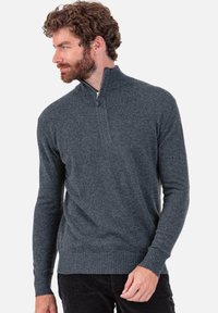 Grauer Pullover mit Reißverschluss, langen Ärmeln, gerippten Bündchen und Saum. Hergestellt aus weichem, strukturiertem Stoff mit halb geschlossenem Reißverschluss am Kragen.