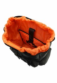 Mochila negra con un interior naranja, con parte superior fruncida y un bolsillo central. Tejido duradero, diseño práctico y un contraste de color llamativo.