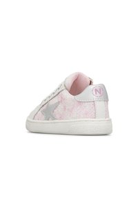 Sneaker bianca con glitter rosa e dettaglio di stella argentata. Collo imbottito rosa, suola in gomma bianca e accentuazione con marchio sul retro. Lacci rotondi.