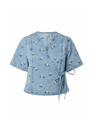 Pieces, WRAP TOP PCFLORA WRAP EMBROIDERY DENIM - Blouse - light blue denim