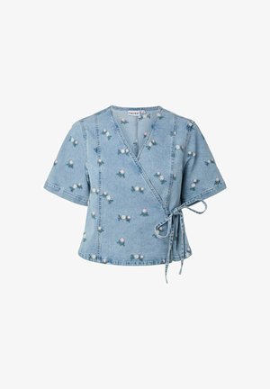 Pieces, WRAP TOP PCFLORA WRAP EMBROIDERY DENIM - Blouse - light blue denim