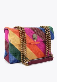 Borsa in pelle multicolore con motivo a zig zag, bottoni, hardware in catena dorata e una chiusura decorativa con design a foglia.