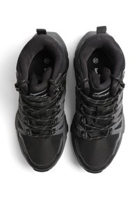 Svarta vandringskor med en texturerad överdel i tyg, förstärkt tåparti och grå accenter. Har snörning och vadderad krage för komfort.