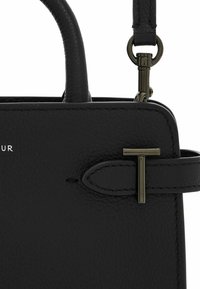 Borsa a mano in pelle nera con finitura testurizzata, manico superiore, tracolla staccabile e un accento metallico con un dettaglio a forma di T.