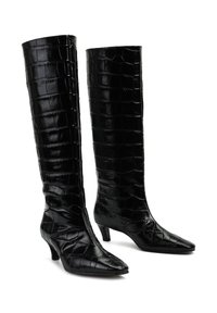 Czarne skórzane botki do kolan z błyszczącą teksturą krokodyla, w szpic, z niewielkim obcasem dla dodatkowego wzrostu. Charakteryzują się eleganckim wzornictwem.