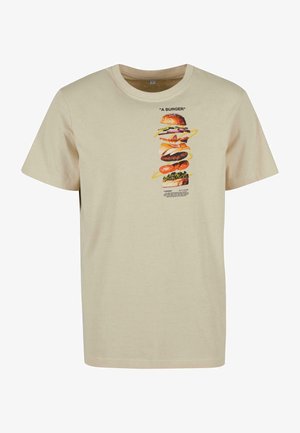 Beige Baumwoll-T-Shirt mit einem grafischen Druck eines gestapelten Burgers mit verschiedenen Belägen. Kurze Ärmel und klassischer Rundhalsausschnitt.