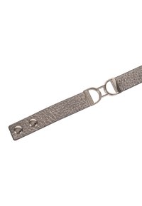 Pulsera de cuero en gris texturizado con acentos metálicos. Presenta un lazo y dos cierres de presión, destacando la clara artesanía y los detalles de diseño.