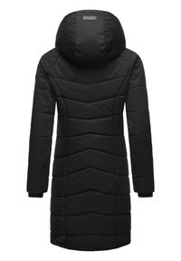 Pūtītais melnais mētelis ar kapuci, ar zigzaga šuvju rakstu un ribinātām piedurknēm. Gluda tekstūra ar logos uzgumtu apakšā.