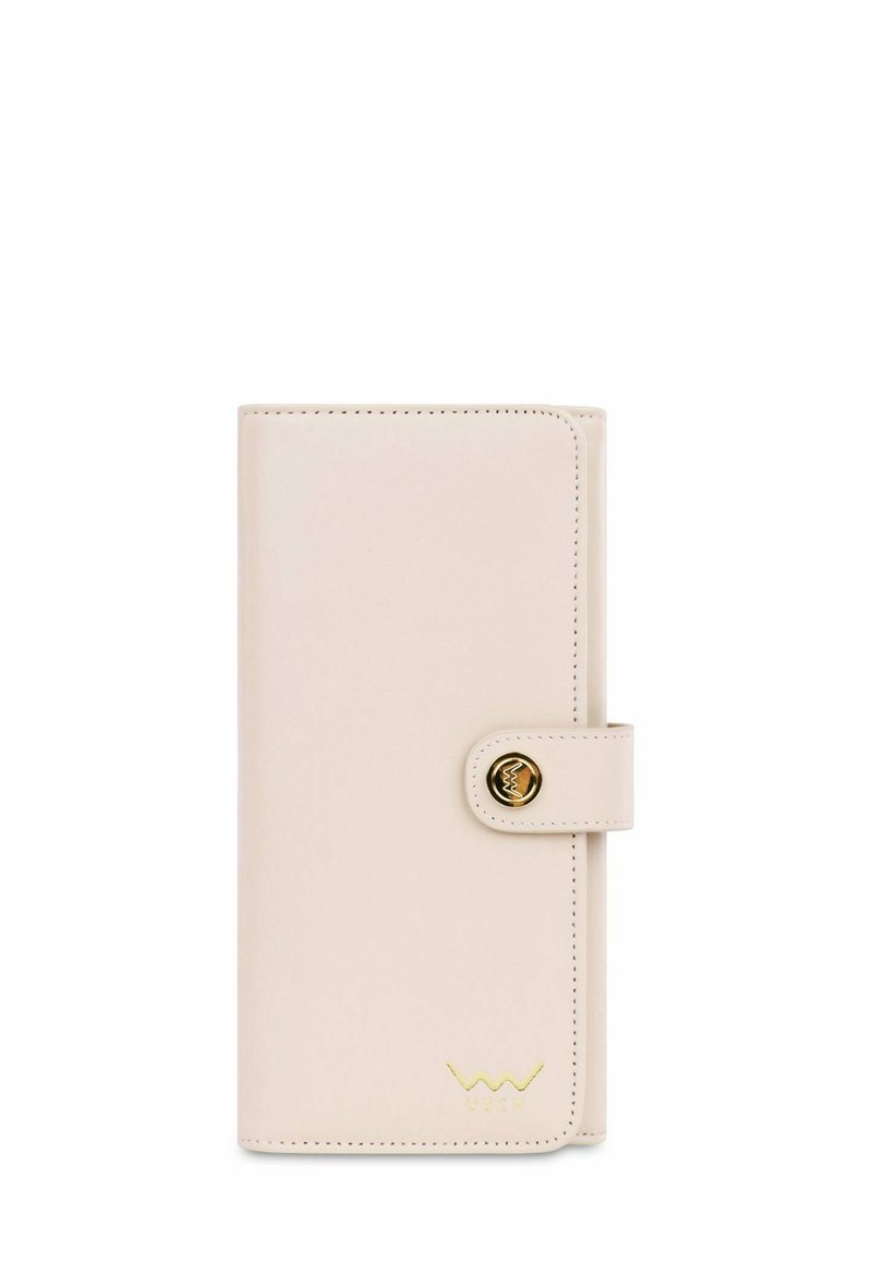 Světle růžová kožená peněženka s přezkou na zacvaknutí, zdobená zlatým kováním. Hladká textura s jemným prošitím a logem raženým na přední straně.