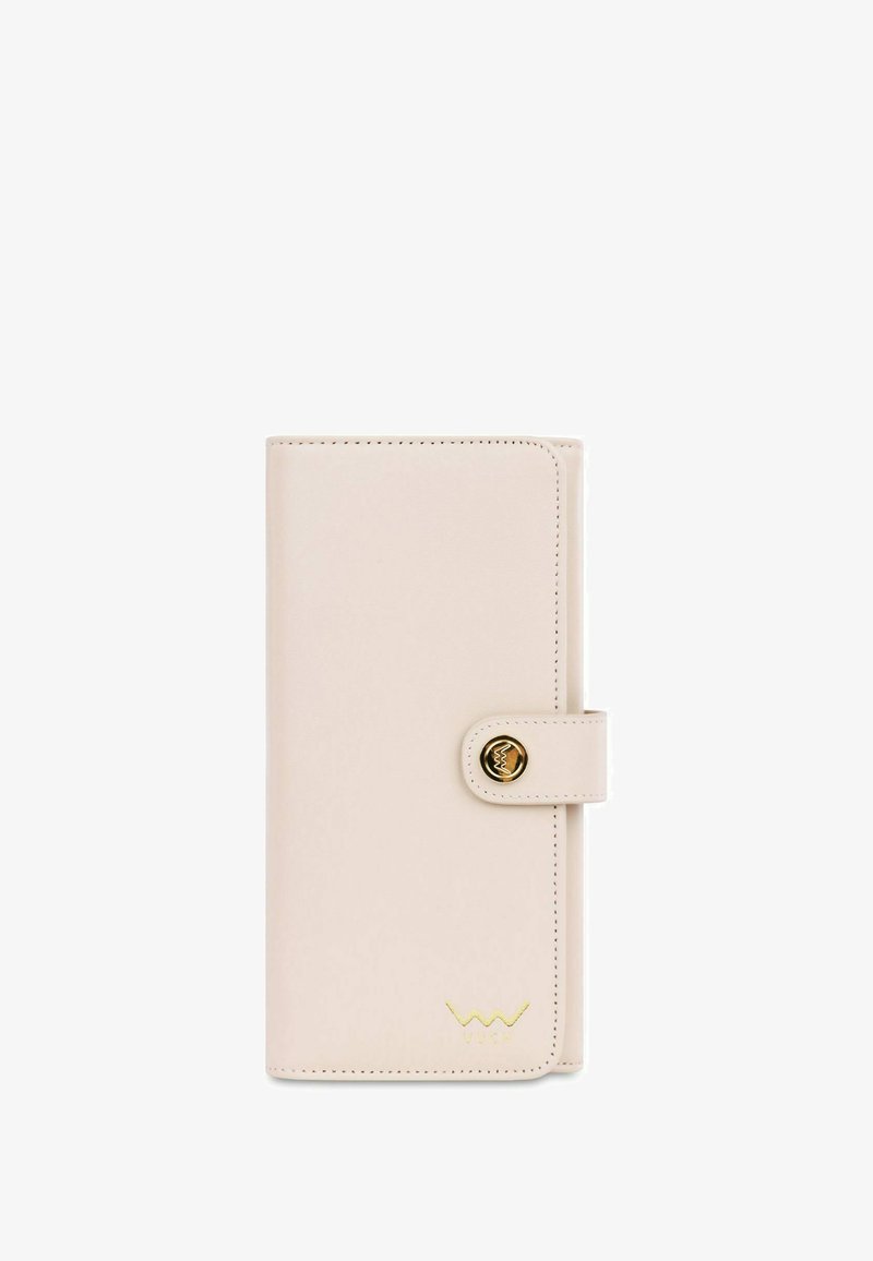 Světle růžová kožená peněženka s přezkou na zacvaknutí, zdobená zlatým kováním. Hladká textura s jemným prošitím a logem raženým na přední straně.